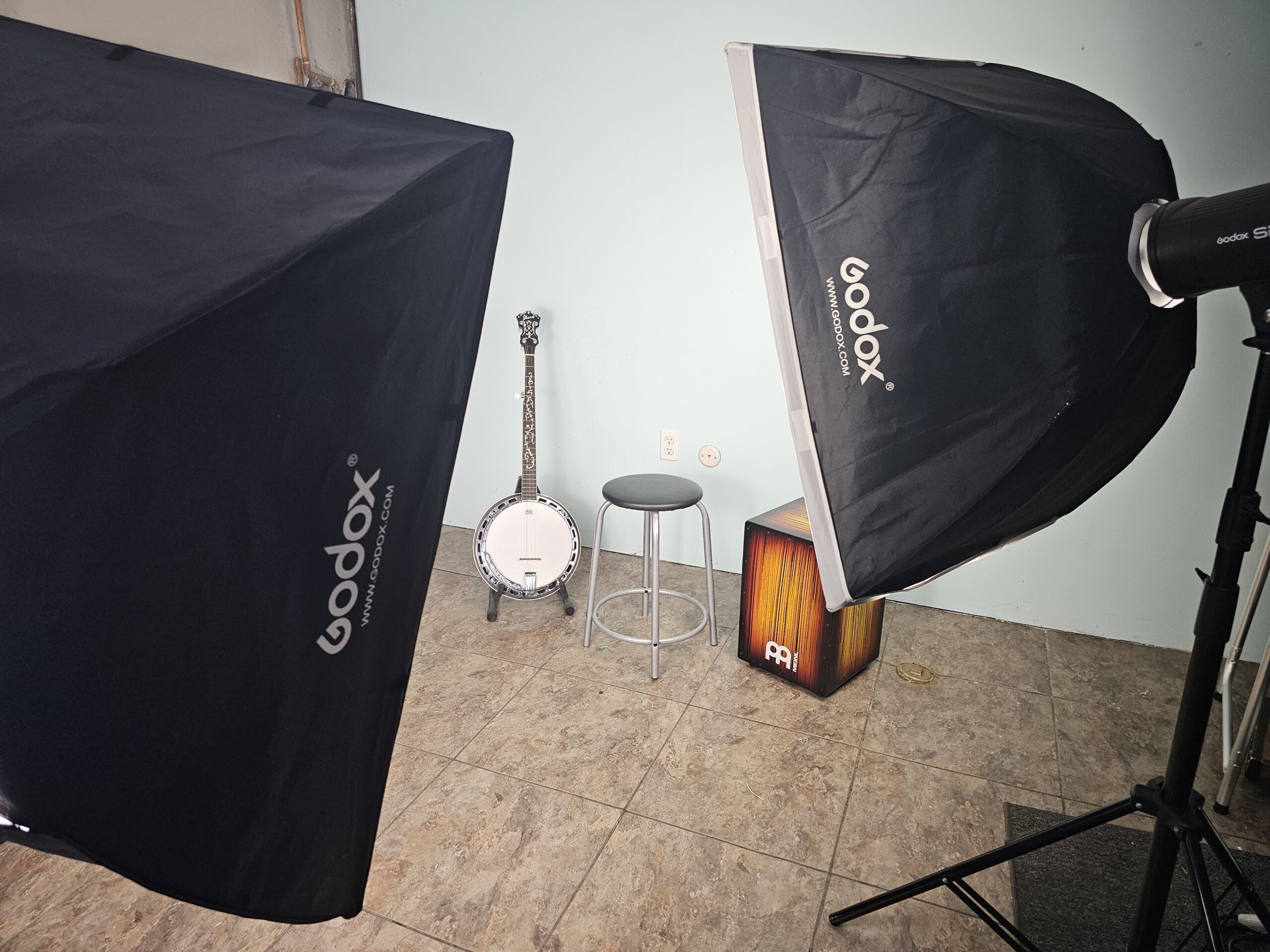 View of Lamp set-up studio for how to tune a five string banjo